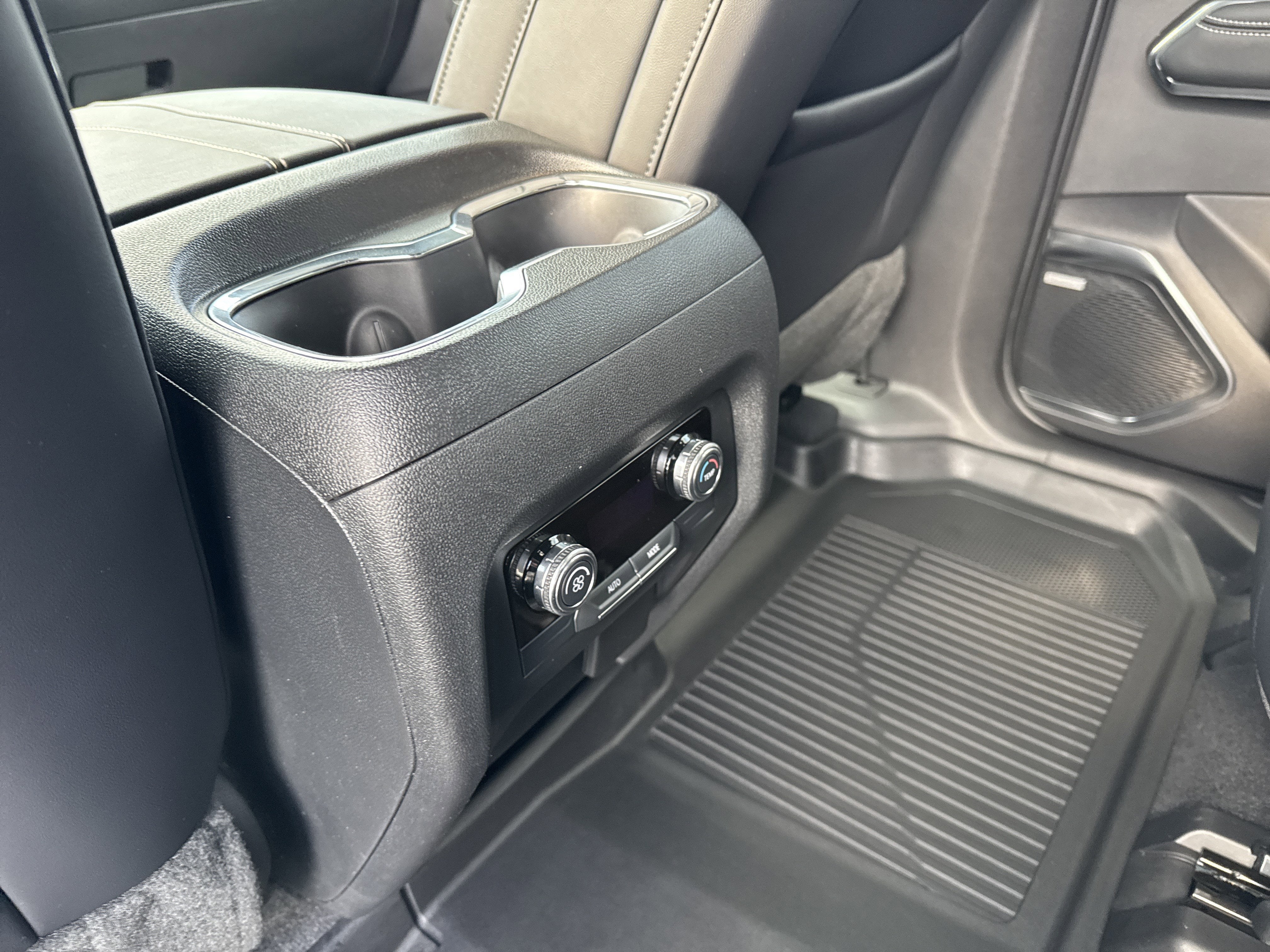 2024 GMC ACADIA UP LEVEL