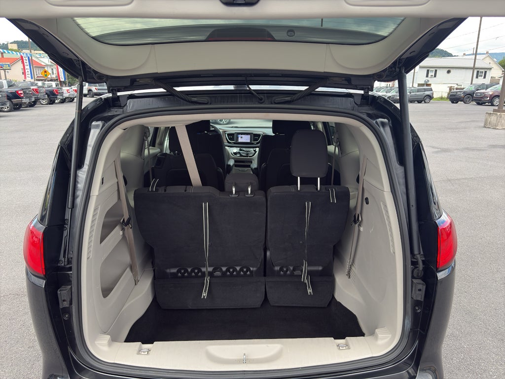 2023 Chrysler Voyager LX