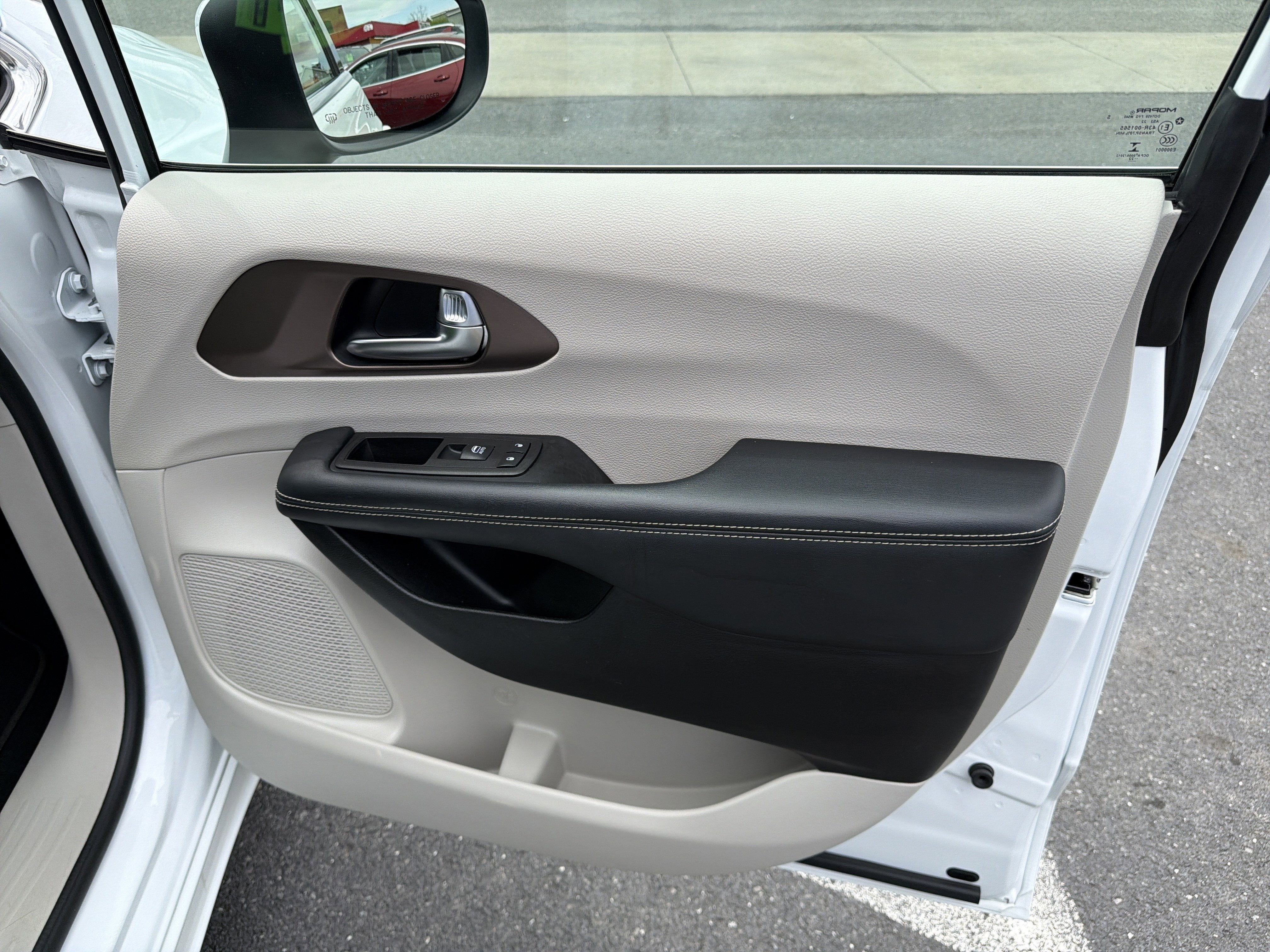 2023 Chrysler VOYAGER LX