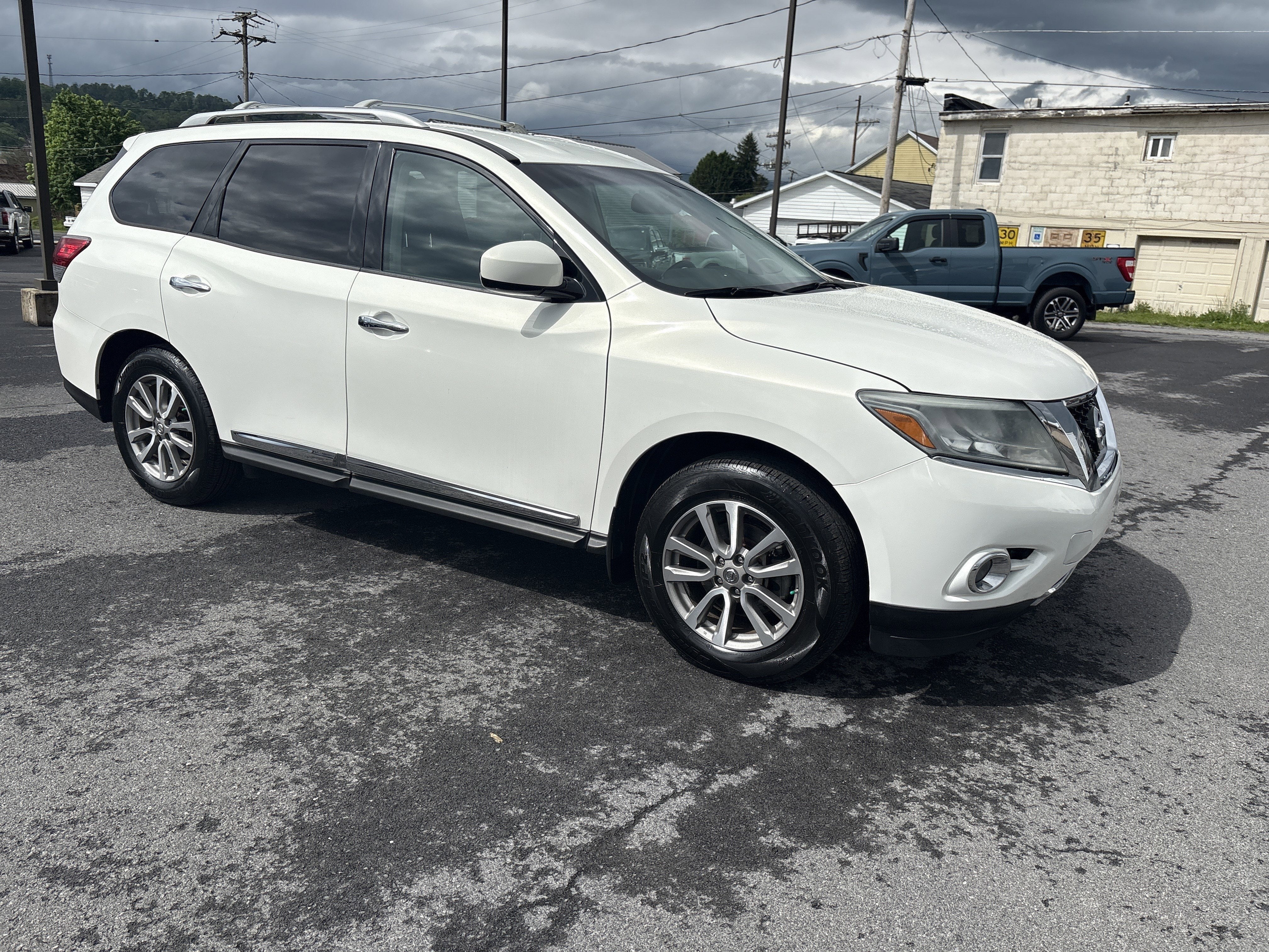 Used 2014 Nissan Pathfinder SL with VIN 5N1AR2MMXEC718692 for sale in Lewistown, PA