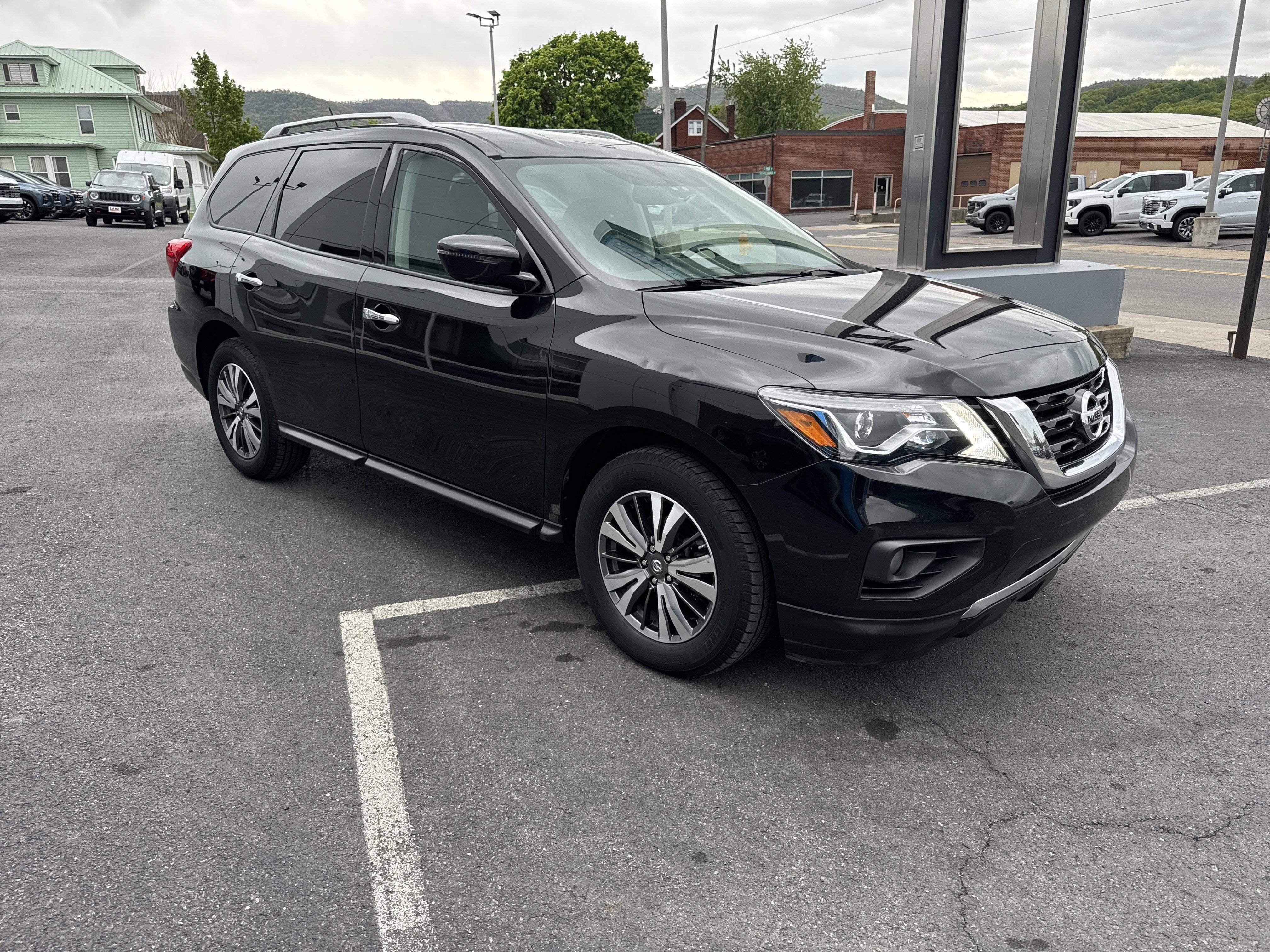 Used 2017 Nissan Pathfinder SV with VIN 5N1DR2MM4HC643277 for sale in Lewistown, PA