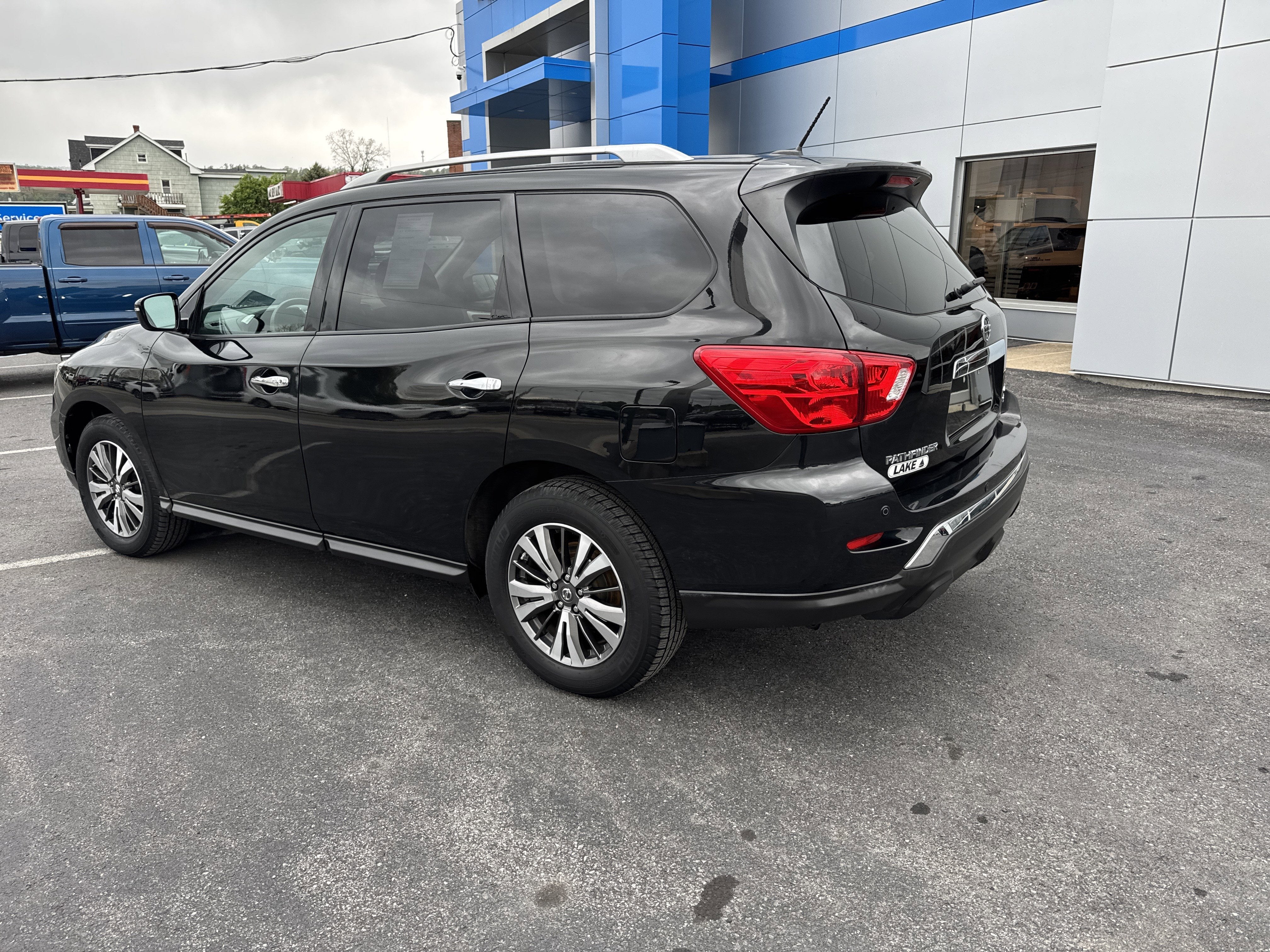 2017 Nissan PATHFINDER SV